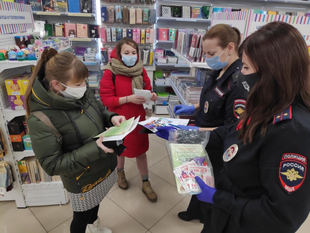 Какое профилактическое мероприятие. Мероприятие в торговых центрах ГИБДД. ГИБДД провели мероприятие в торговом центре. Сотрудник полиции в торговом центре. Мошенничество в торговых центрах.