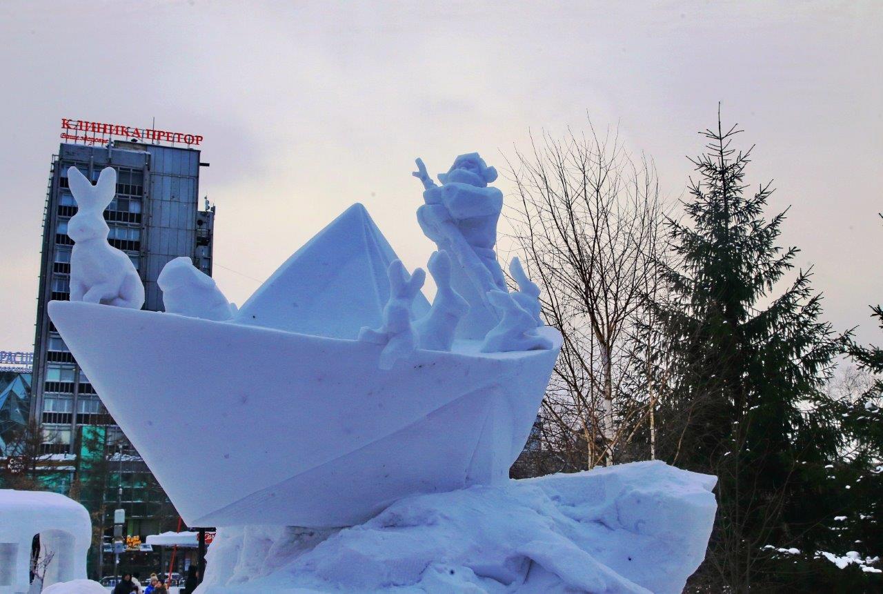 Фигур новосибирск. Фестиваль снежных скульптур в Новосибирске 2019. Конкурс скульптур из снега в Новосибирске. Арлекин Снежная скульптура. Культура Сибири скульптура.